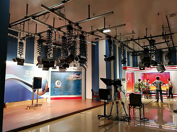 The best combination of TV studio lighting Лучшее сочетание телевизионного освещения студии