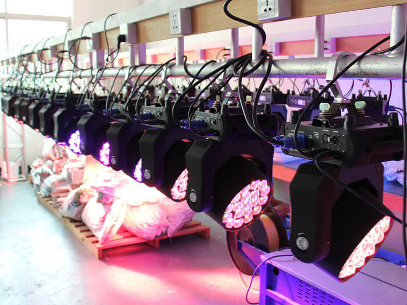 Aura 19pcs 4in1 Светодиодный прожектор с подвижной головкой