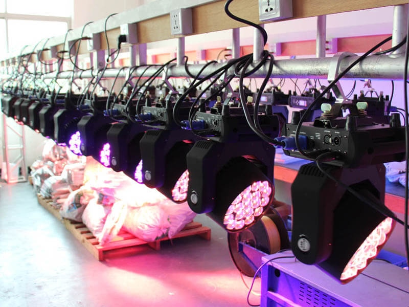 Aura 19pcs 4in1 Светодиодный прожектор с подвижной головкой