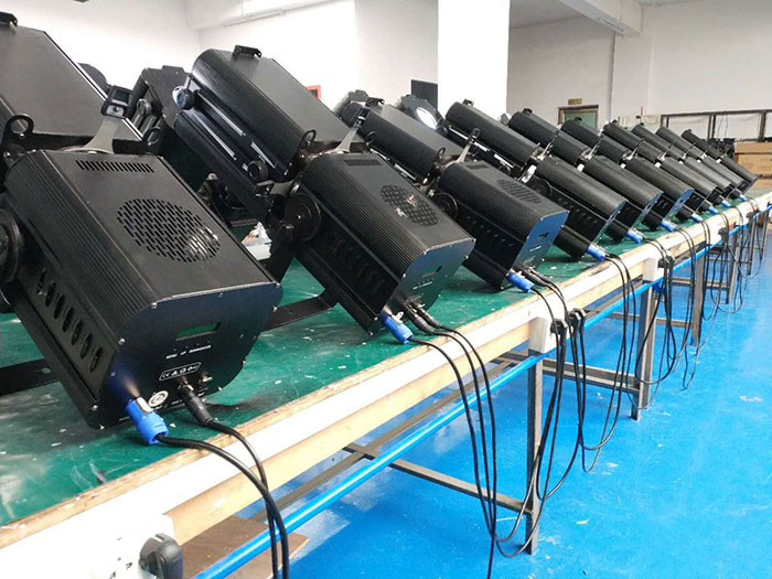 Каковы широко используемые светодиодные фары для сценического освещения