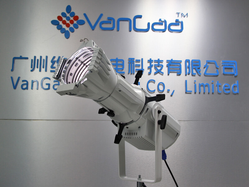 Светодиодный прожектор с фиксированной линзой мощностью 180 Вт Leko