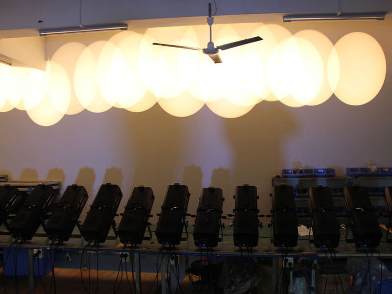 300 Вт светодиодный профильный прожектор с зумом