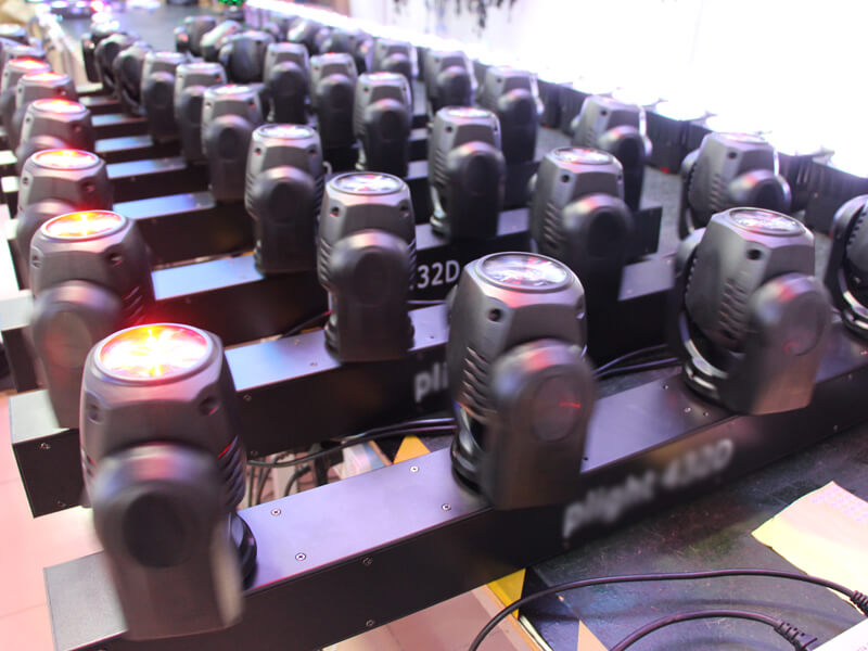 Светодиодный прожектор DJ с 4 головками мощностью 32 Вт