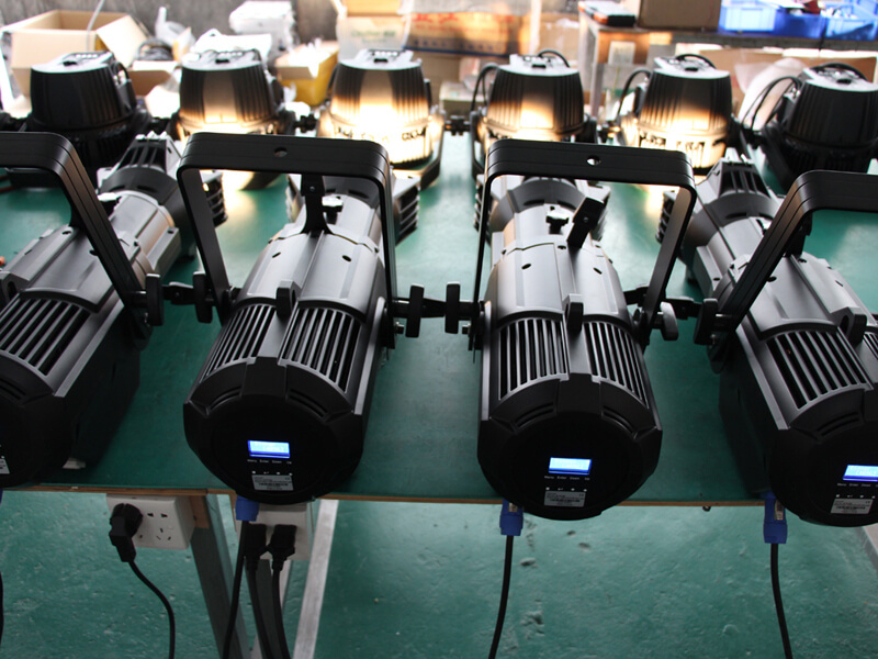 Светодиодный светильник 4IN1 RGBW Profile Spot Leko Light