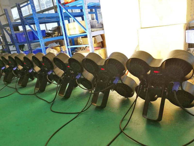 Светодиодный светильник Atomic Audience Blinder мощностью 400 Вт