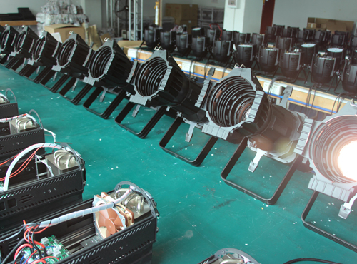 Цифровой RGBW красочный светодиодный прожектор мощностью 200 Вт с точечным эллипсоидальным рефлектором