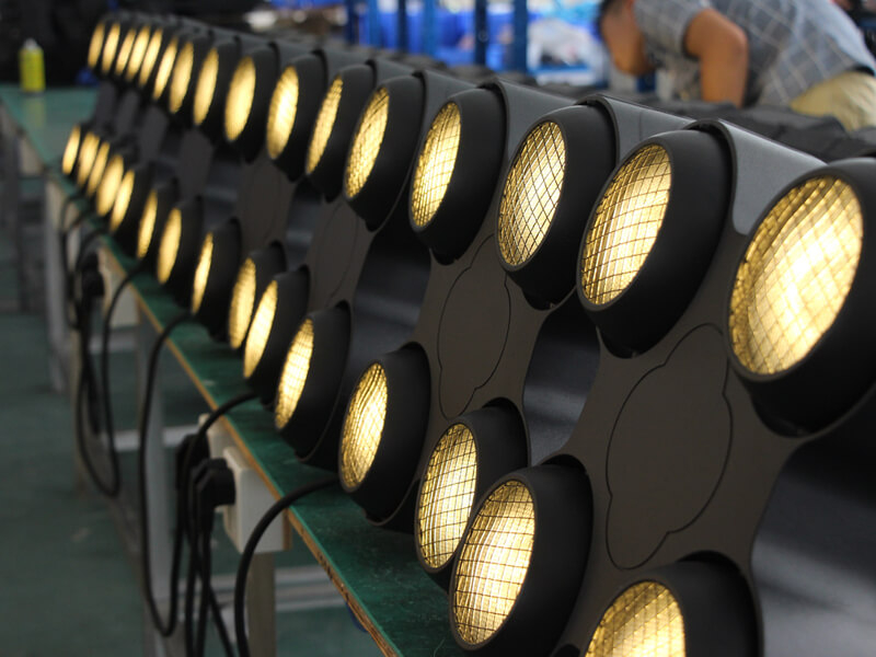 Светодиодный светильник Atomic Audience Blinder мощностью 400 Вт