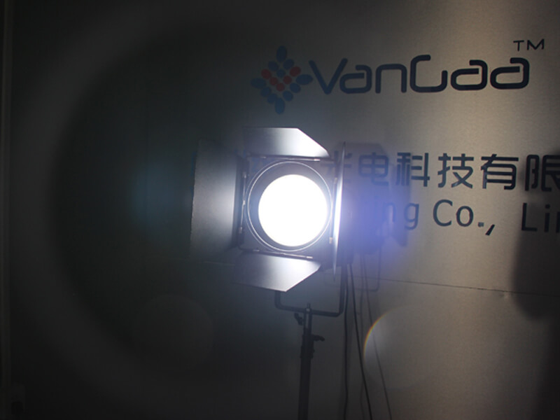 DMX Zoom 100W LED TV Studio Fresnel Continuous Light