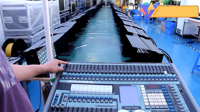 Жемчужная консоль контролирует сценическое освещение