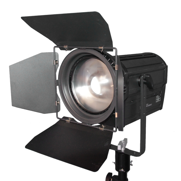 Светодиодный прожектор Френеля