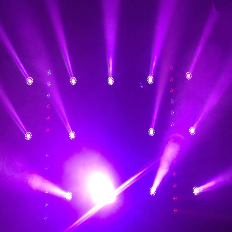 Кратко опишите характеристики и типы цифровых источников света для сценического кино и телевидения.