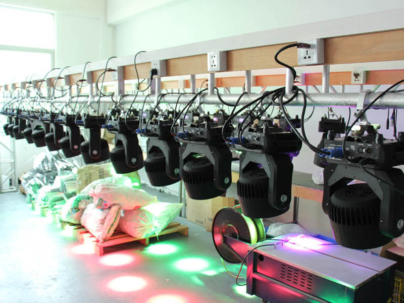 Aura 19pcs 4in1 Светодиодный прожектор с подвижной головкой